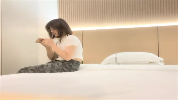 偷拍巨乳肥臀纹身骚货，重金约操疯狂抽插内射